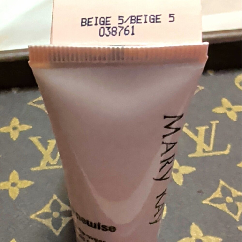 Mary Kay TimeWise Matte-Wear Liquid Foundation Beige 5 1 fl oz/29 mL MPN 038761